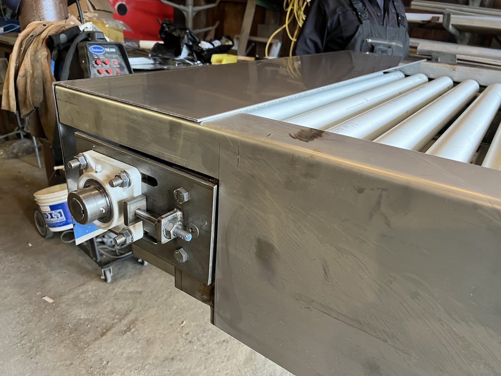 Conveyor tensioning detail