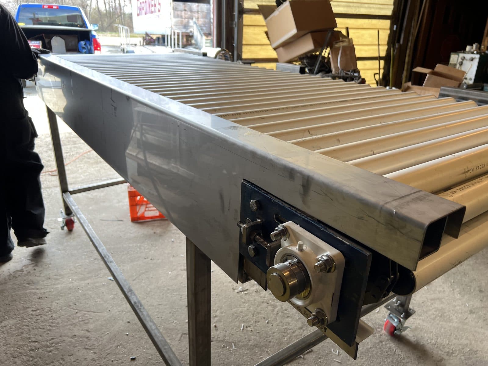Long-run roller conveyor